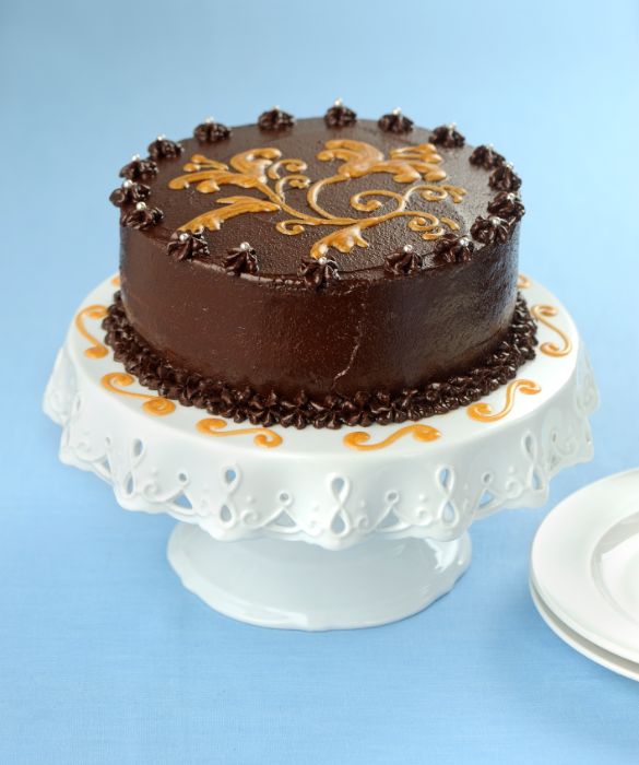 Torta Maddalena con copertura di cioccolato e decorazione di gelatina glitterata d'oro