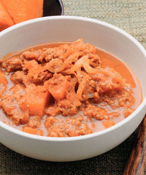 Se invece preferite la carne vi suggeriamo una ricetta che arriva dall'Africa più profonda: la zuppa di carne e zucca. Per prepararla vi consigliamo di usare la carne macinata di manzo e di dare al tutto un po' di carattere in più con con un pizzico di peperoncino piccante.