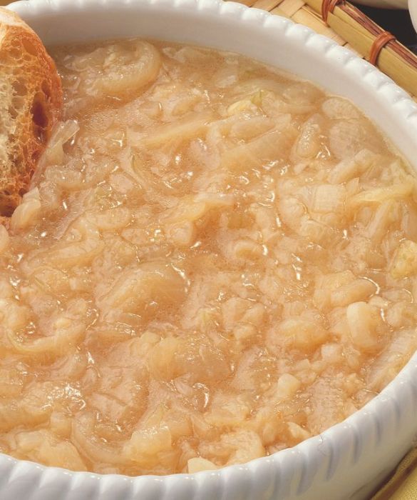 La zuppa di cipolle (o soupe d'oignon) è invece un super classico della cucina francese. Le sue origini, però, sono italianissime, anzi toscane: secondo la tradizione sembra che a portarla ai nostri cugini d'Oltralpe sia stata Caterina de' Medici, consorte di Enrico II, re di Francia, nel lontano XVI secolo.