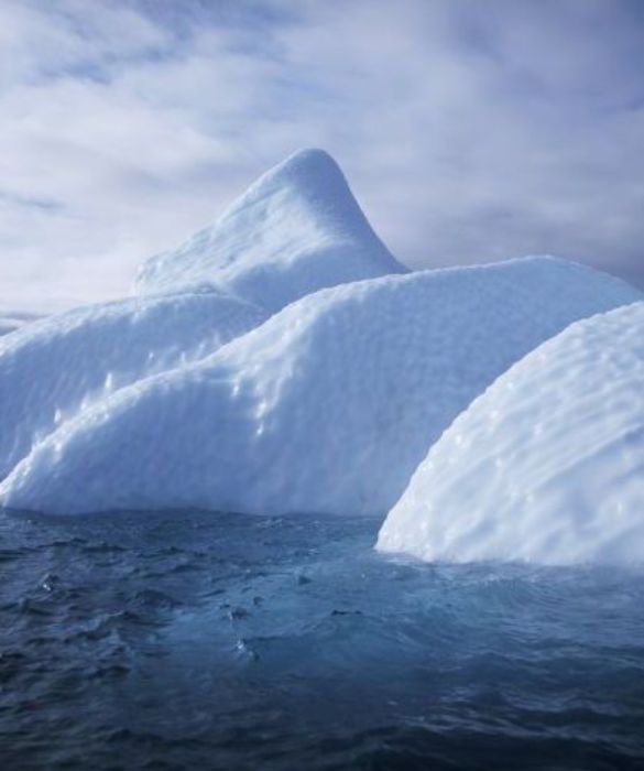 L'Iceberg B-15 è la più grande montagna di ghiaccio che si sia mai staccata dal Polo Sud. Fu avvistato per la prima volta nel 2000 e ha una superficie di 11.000 km quadrati. Questo smisurato blocco di ghiaccio si muove liberamente nell'oceano dopo essersi staccato dalla Barriera di Ross.