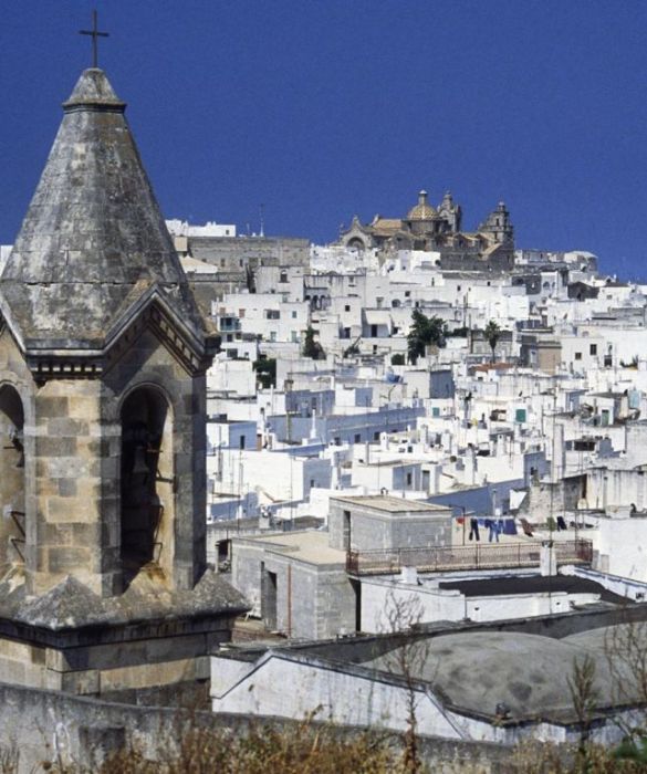 In Puglia è stata premiata Ostuni, un caratteristico comune in provincia di Brindisi, posto su un territorio che dalle ultime propaggini delle Murge si estende fino all'Adriatico, attraverso un succedersi di suggestivi panorami.