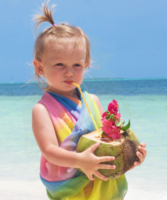 Durante le calde giornate di mare ricordate ai vostri bambini di bere molto, soprattutto acqua naturale e succhi di frutta, per rimanere idratati ed evitare così colpi di calore!