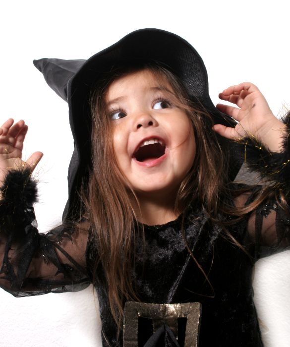 Le bambine adorano vestirsi da streghe... Il Carnevale è il momento giusto!