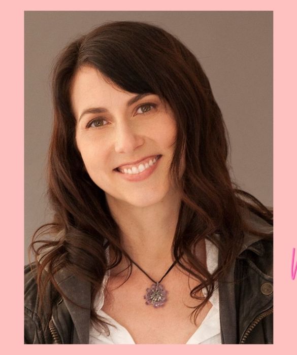 MacKenzie Bezos fa il suo debutto nella classifica dopo aver formalizzato il divorzio dal fondatore di Amazon, Jeff Bezos, davanti a un giudice dello stato di Washington a luglio 2019. Ha cambiato cognome in Scott e ha firmato il Giving Pledge, una promessa che implica la donazione di oltre la metà della sua ricchezza durante la propria vita o nel proprio testamento. La signora Scott ha annunciato tramite Twitter di aver devoluto finora 1,67 miliardi di dollari a organizzazioni no profit che perseguono diverse finalità: uguaglianza razziale, diritti LGBTQ+, uguaglianza di genere, mobilità economia, sanità pubblica e cambiamento climatico. Ma se non conoscete bene la signora in questione ed è la prima volta che sentite il suo nome, attenzione a non fare errore: non è semplicemente l’ex moglie del boss di Amazon. Si è laureata con il massimo dei voti a Princeton in letteratura e nel 2005 ha esordito con The Testing of Luther Albright, un romanzo che le è valso l’American Book Award. Descritta spesso come introversa e poco incline alla luce dei riflettori, MacKenzie è una brillante scrittrice di successo!