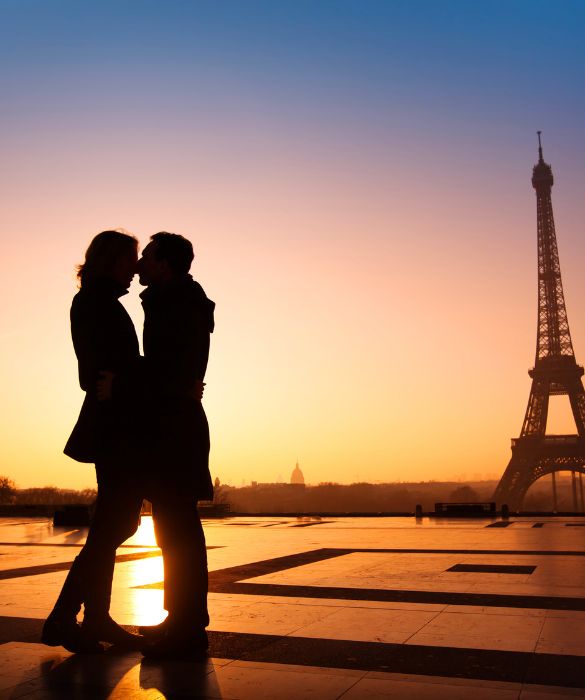 In un elenco di luoghi romantici per antonomasia non può mancare Parigi. La Tour Eiffel, simbolo della città, si affaccia sulla Senna con la sua imponenza. Per una visuale romantica si può vedere la sua accensione nelle ore notturne dai Jardins du Trocaderò, sulla sponda opposta: i primi cinque minuti di ogni ora infatti la torre scintilla! Più romantico di così...