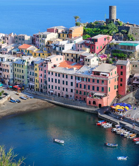 Il frastagliato tratto di costa della riviera ligure di levante comprende cinque borghi meravigliosi. Si tratta di: Monterosso, Vernazza, Corniglia, Manarola e Riomaggiore. Per una parentesi di vero romanticismo non potete non prenotare un weekend di mezza primavera o estate in uno di questi luoghi incantevoli e ricchi di tradizioni immutate.