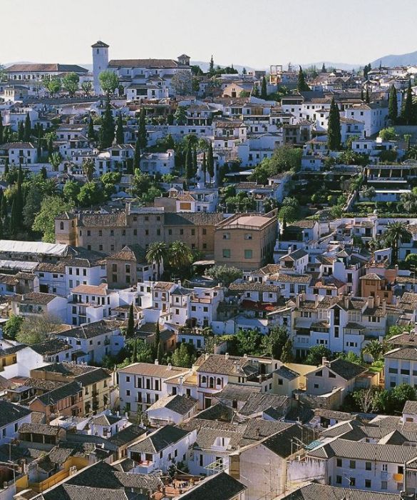 Granada è una meravigliosa città andalusa situata sui primi contrafforti della Sierra Nevada, presso la confluenza del fiume Darro nel fiume Genil. Sulla destra del fiume si trova la collina dell'Albaicín con la città vecchia che conserva tuttora il tipico aspetto arabo, con vie strette e tortuose, mentre ai piedi del colle si stende verso nord la città nuova. Da visitare assolutamente l'Alhambra, una splendida fortezza in stile arabo posta sul colle della Sabika: all'interno del complesso palaziale sorgeva una vera e propria città con botteghe, scuole e moschee.