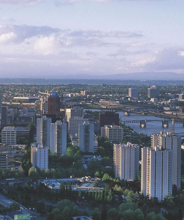 Portland è una città che si rivela molto accogliente per chi non ama la carne: oltre a moltissimi locali dedicati vi si trova perfino l’unico centro commerciale 100% vegan del mondo.