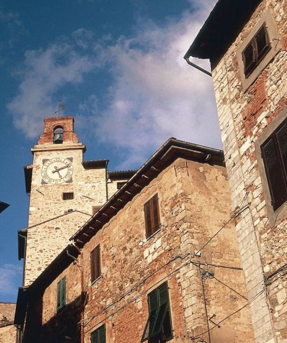 Nel comune di Campiglia Marittima si trova l'abitato di Rocca San Silvestro, un vero e proprio villaggio fantasma costruito dalla famiglia Della Gherardesca per i lavoratori delle miniere di piombo e rame. Abbandonate le estrazioni anche il borgo è andato spegnendosi ma oggi si può visitare nell'ambito del Parco minerario di San Silvestro.