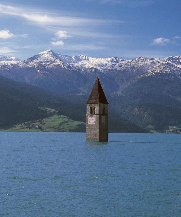 Il vecchio nucleo del paese di Curon fu sommerso nel secondo dopoguerra in seguito all'innalzamento delle acque del lago di Resia, adibito a bacino idroelettrico. Oggi resiste solo il campanile dalle chiesa di Curon, che emerge scenograficamente dal lago.