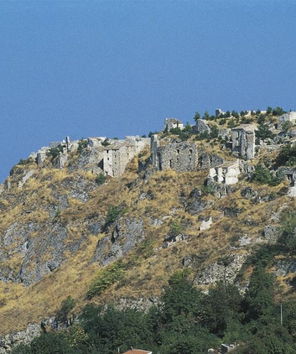 Gessopalena, borgo abruzzese, si trovava sulla linea Gustav e quindi venne distrutto con la dinamite nel 1944 dai nazisti. Oggi è stato reso un sito archeologico visitabile.