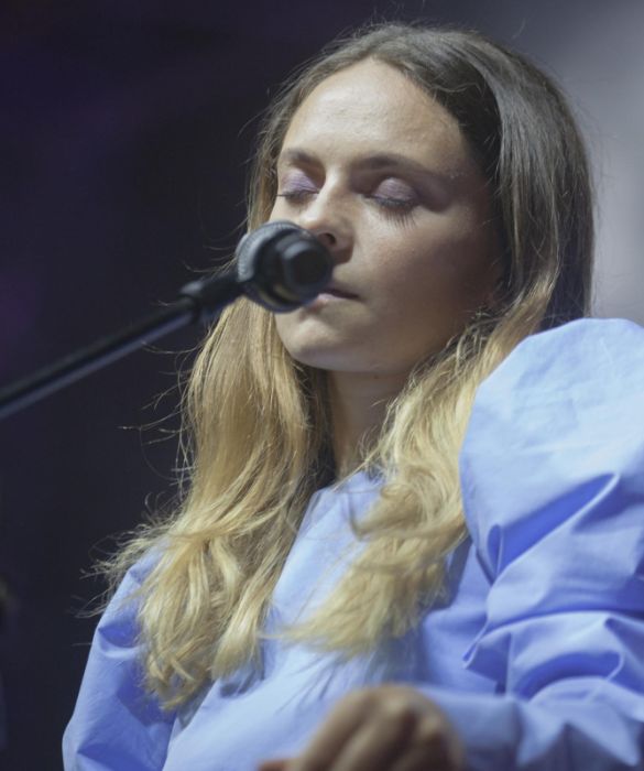 A 16 anni, con una voce unica e talento da vendere, Francesca Michielin vince X Factor portando in finale l’inedito “Distratto”, scritto e composto dalla bravissima cantautrice italiana Elisa. In molti pensavano fosse troppo giovane e non ancora pronta a fare del canto un lavoro, ma con la sua anima rock è riuscita a sorprendere tutti e si è aggiudicata quel contratto discografico da 300mila euro con la Sony. Poco dopo l’esperienza su Sky la sua carriera è decollata: un EP, quattro album, Sanremo (in cui si aggiudica il secondo posto) e l’Eurovision Song Contest. Grazie ai duetti con il rapper Fedez, Cigno Nero e Magnifico, ha scalato tutte le classifiche e nel 2015 ha ottenuto il Wind Music Award. Un’importante tappa del suo percorso di musicista ha avuto luogo nel 2014, quando è stata scelta come unica artista italiana per la colonna sonora del film The Amazing Spider-Man 2, nella stesura sia del testo sia della musica.