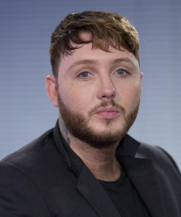 James Arthur, nel 2012, ha trionfato nella nona stagione del talent-show televisivo The X Factor UK. Come lui stesso racconta, non aveva né soldi né magement, solo una chitarra e tante canzoni nel cassetto. A partire da quel momento, però, la sua carriera è decollata, non senza turbolenze, perché James è un artista fragile, come le sue canzoni. Nel 2013 la cover di “Impossible” di Shontelle ha segnato il suo debutto discografico e ha venduto circa due milioni e mezzo di copie in tutto il mondo. Nello stesso anno pubblica il suo album d’esordio che raggiunge la seconda posizione della classifica di vendita britannica. Nel 2016 il suo secondo album che raggiunge la posizione numero uno della classifica e nel 2017 approda sul palco del Mediolanum Forum di Assago per cantare con i finalisti della versione italiana del talent. Quale migliore augurio per i finalisti in gara?