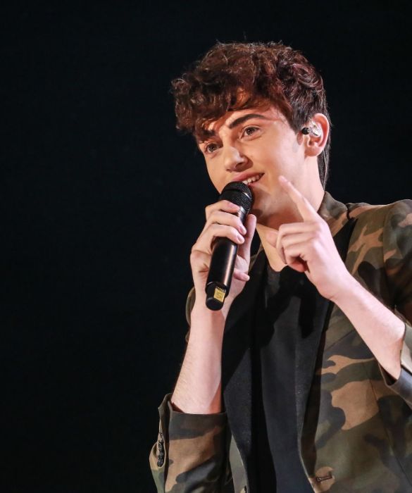 A vincere la settima edizione del talent, nel 2013, è stato Michele Bravi, all’epoca iscritto all’ultimo anno di liceo classico. Durante il programma è stato notato da Tiziano Ferro che ha scritto per lui, insieme a Zibba, “La vita è felicità”, l’inedito che ha portato il giovane cantante milanese alla vittoria. Nel 2017, poco dopo la sua partecipazione al Festival di Sanremo, dove si è aggiudicato la quarta posizione con “Il diario degli errori” (certificato doppio disco di platino), è uscito il suo secondo album “Anime di Carta” che ha scalato tutte le classifiche. Nello stesso anno ha vinto il premio Best Performance ai TIM MTV Awards e, l’anno successivo, è tornato per ben due volte sul palco dell’Ariston, sia come ospite duettante sia come ospite nel programma Sanremo Young. Nel 2018, però, è rimasto coinvolto in un incidente stradale nel quale ha perso la vita una donna in sella ad un ciclomotore: da quel momento la sua vita è cambiata per sempre, ma grazie ad un periodo di pausa e ad un importante percorso terapeutico, oggi sembra essere tornato alla vita.