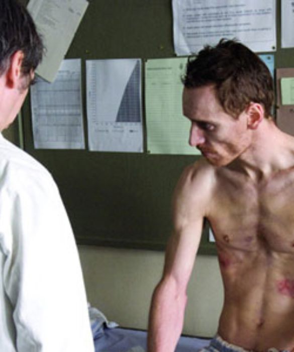 Nel film “Hunger”, Fassbender interpreta il ruolo di Bobby Sands, attivista in carcere che organizza uno sciopero della fame in cui perde la vita. Meno 18 Kg per l’attore che ha dichiarato di mangiare soltanto sardine, uno dei cibi di cui proprio non ama il sapore!