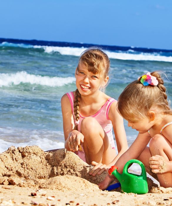 Nel borsone del mare non possono mai mancare secchiello e paletta, i migliori amici dei bambini in spiaggia.
Costruire insieme un castello o scavare una buca profonda sono attività divertenti per trascorrere una giornata serena in famiglia. 