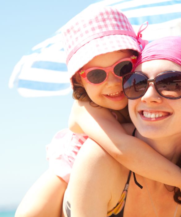 I bambini non dovrebbero trascorrere al mare le ore più calde.
Prima dell'esposizione al sole è sempre bene proteggerli con una crema ad alta protezione e resistente all'acqua e coprire loro la testa con un cappellino o una bandana.
