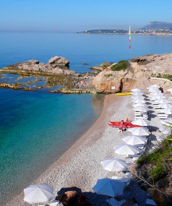 Il posto ideale per vivere la bellezza del mar ligure. È situata poco lontano sia dal centro di Ventimiglia che dalla Costa Azzurra francese ed è contornata da un habitat ancora incontaminato: incastonata tra falesie ricche di grotte naturali, alterna tratti di scogliera ed altri di ciottoli. 