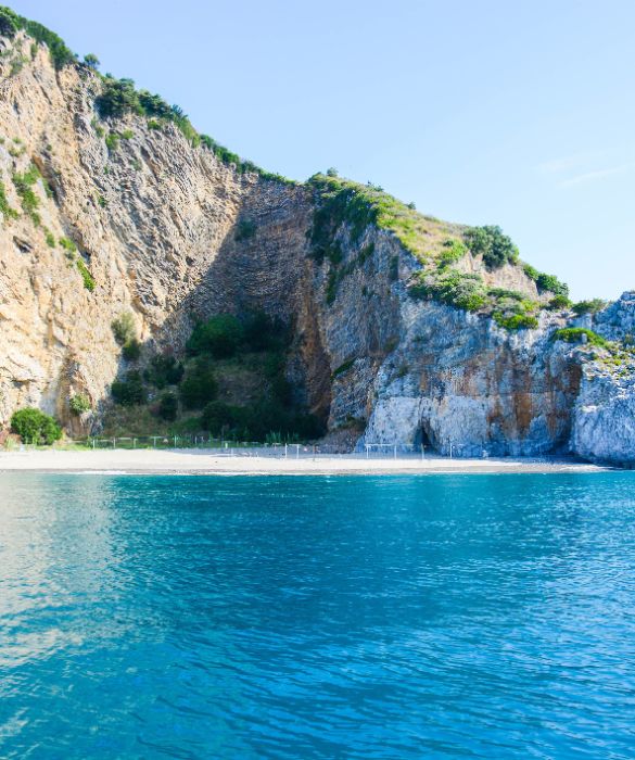 Grotte che scavano il territorio circostante, sabbia dorata, acque cristalline e dolci, ma anche un luogo di miti e leggende. Infatti, si narra che qui Ulisse incontrò le Sirene, durante quel ritorno verso Itaca che Omero racconta nell’Odissea. 