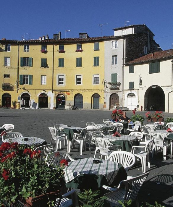 Salite in auto e andate a visitare Lucca: questo è un viaggio che non necessita di chissà quale organizzazione e anticipo, basta prenotare un hotel o un b&b in città e fare il pieno di carburante alla macchina. Be', ovviamente presuppone che voi accompagniate la persona a cui regalate la vacanza...