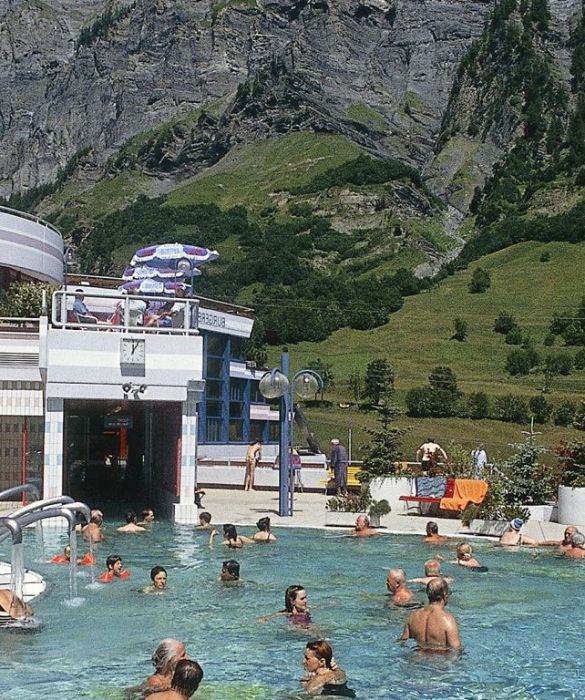 Un pensiero adatto a chi ama prendersi cura del proprio corpo e rilassarsi è una vacanza alle terme: il vostro viaggio-regalo porterà nell'attrezzatissimo centro di Leukerbad, nel Canton Vallese della Svizzera.