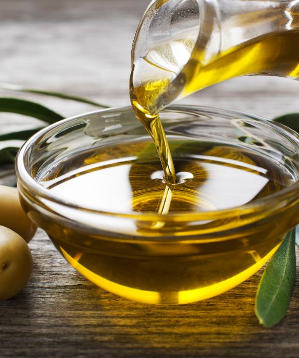 Ippocrate lo definiva “la cura di tutti i mali” già prima che lo confermasse la moderna scienza. Un prodotto genuino e naturale, una spremuta di olive che trasferisce all’olio tutte le sostanze preziose contenute nella materia prima. Antitumorale, amico del cuore, alleato della giovinezza nonché la scelta migliore quando si parla di condimenti. 