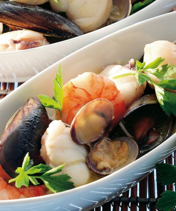 Per quanto riguarda i frutti di mare, invece, i più ricchi di vitamina D sono cozze, vongole e ostriche. Queste ultime contengono 152 IU di vitamina D per porzione, garantiscono un buon apporto di ferro, calcio, vitamine A e C e hanno pochissimi grassi. 