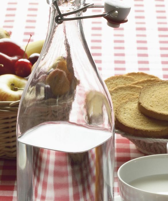 Si sa la colazione è uno dei pasti più importanti della giornata: fatela completa ma sana! Fette biscottate, marmellata, latte o yogurt fresco, tè, frutta o un succo. Ecco come partire alla grande!