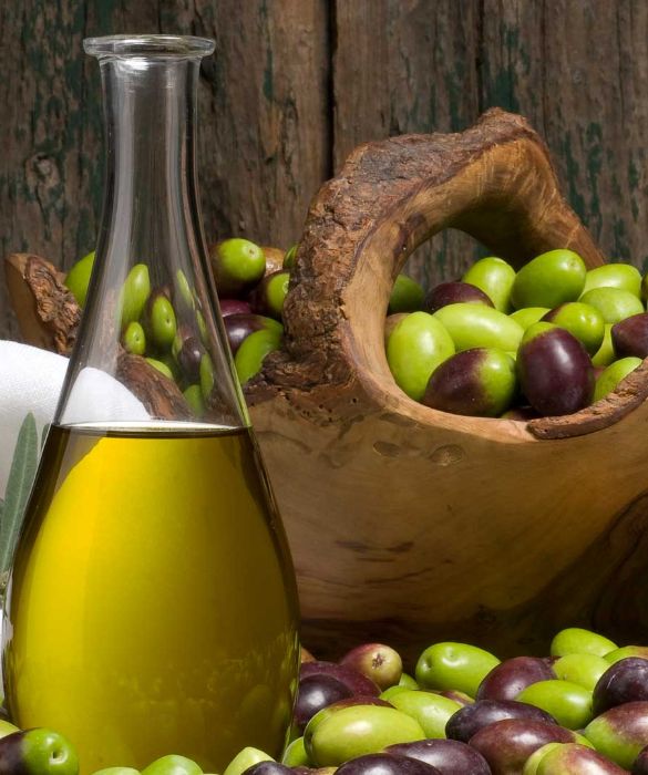 Elemento principe della dieta mediterranea, l'olio extravergine d'oliva è buonissimo e aiuta a contrastare l’aumento e il deposito di colesterolo nel sangue, oltre a combatte l’invecchiamento. Bisogna però ricordare di usarlo con parsimonia: 100 g d'olio (circa mezzo bicchiere) corrispondono infatti a 899 kcal.