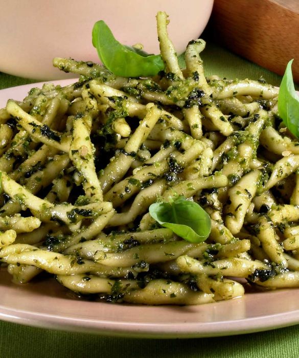 È impossibile resistere ad un buon piatto di trofie al pesto. Ma se pensavi che questo condimento fosse ipocalorico, ti sbagliavi di grosso. 100 grammi corrispondono a poco meno di 500 kcal, perciò per ogni cucchiaio di questo condimento che aggiungi al tuo piatto di pasta, aggiungi in realtà circa 100 calorie.