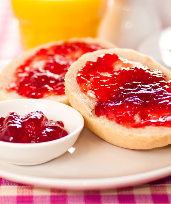 Una fetta di pane con della marmellata può sostituire i biscotti o i cereali e insieme al latte e alla frutta è un ottimo inizio dolce di giornata.