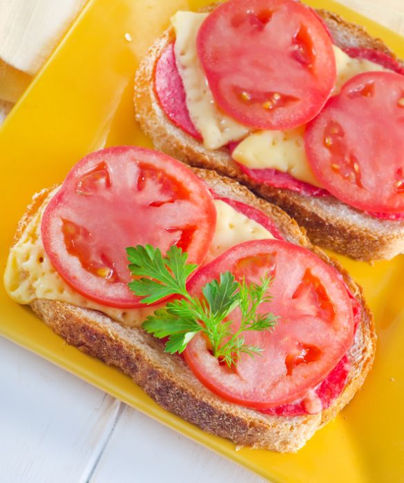 Descrizione: Se non bevete latte, la mattina provate un pezzetto di formaggio su una fetta di pane... magari aggiungete anche una fetta di pomodoro!