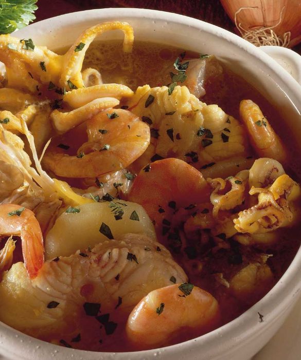 Sono i sapori della Provenza e di Marsiglia i protagonisti della bouillabaisse, la squisita zuppa che prevede l'uso di numerose varietà di pesci e crostacei (non possono mancare sgombro, triglia, grongo e gallinella) a cui si aggiungono pomodori, cipolle, aglio, prezzemolo, zafferano e olio extravergine.