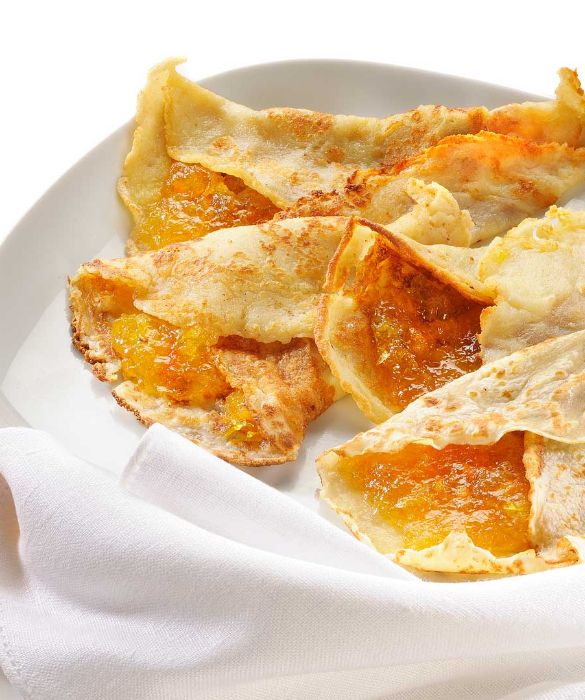 Quando si parla di cucina francese non si possono non ricordare le squisite crêpes. Fatte di uova, farina, latte e burro, ne esistono tantissime varianti eccezionali, ma la più famosa è sicuramente la crêpe suzette, caratterizzata da una fantastica crema a base di zucchero caramellato, burro, succo e liquore all'arancia. Da provare!