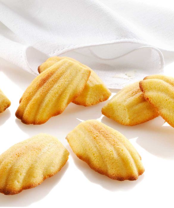 Per finire una nota proustiana: le madeleines. Si tratta di soffici dolcetti a base di farina, uova, burro e zucchero, molto simili nel gusto e nella consistenza ai plum cake. A renderle inconfondibili c'è la loro caratteristica forma a conchiglia, derivante dal particolare stampo con cui vengono cotte in forno.