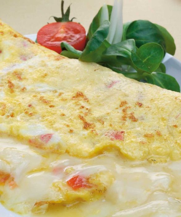 Nata in Francia alla fine del XVI secolo, l'omelette non va confusa con la frittata nostrana! Al contrario di quest'ultima, infatti, l'omelette non va cotta su entrambi i lati, bensì su uno solo e poi ripiegata a metà a racchiudere un ripieno di formaggio, verdure, salumi o carne.