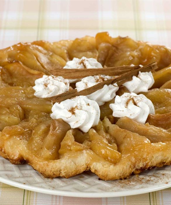 Lo sapevate che la tarte Tatin è nata per errore? Tradizione vuole che una delle sorelle Tatin, proprietarie di una locanda ancora esistente a Lamotte-Beuvron, dimenticò di porre la pasta brisée come base della torta di mele che stava preparando per i suoi avventori e per rimediare decise di aggiungerla sopra il tutto per poi rovesciarla solo a fine cottura. Il risultato? Delle golosissime mele caramellate in burro e zucchero adagiate su un sottile strato di pasta.