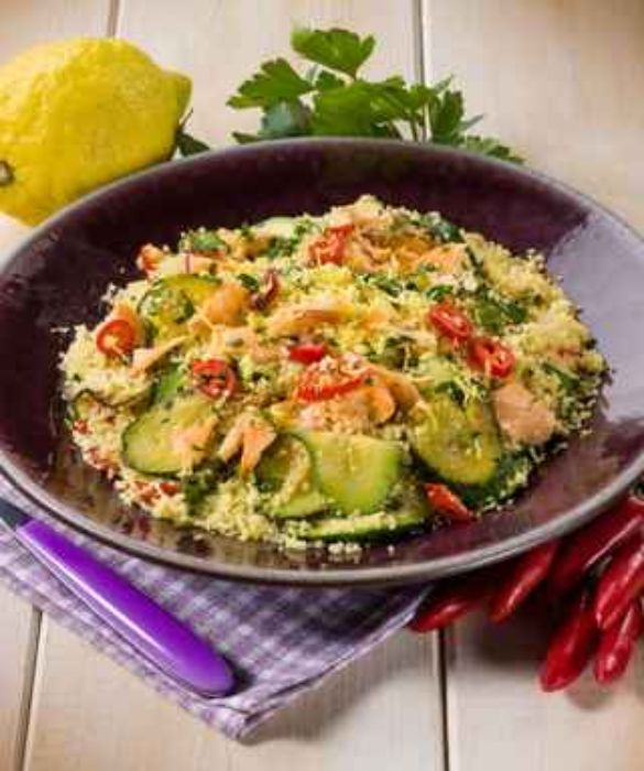 Alimento tipico del Nordafrica e della Sicilia occidentale, il cous cous altro non è che granelli di semola cotta al vapore. Si tratta di un piatto molto versatile che, nella sua versione alle verdure e legumi, rappresenta un piatto unico e completo.