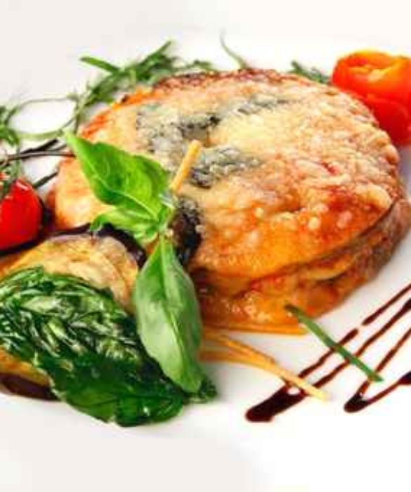 Uniamo sapore e colore con un piatto tipico della tradizione mediterranea: la parmigiana di melanzane. Un piatto unico ricco di gusto, in cui gli ingredienti della tradizione nostrana si miscelano in una ricetta ricca e completa anche dal punto di vista nutrizionale. E’ un piatto caloricamente impegnativo, nel quale si possono risparmiare un po’ di calorie non friggendo le melanzane: potete cuocerle alla griglia o in microonde per guadagnarne in leggerezza senza alterare la bontà del piatto! Accompagnare con una porzione di pane.