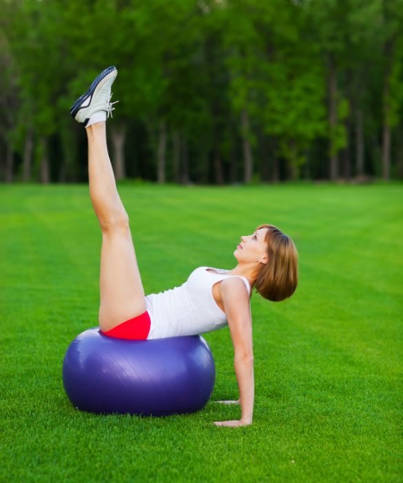 Il bello della fitball è che si può usare ovunque. Possiamo svolgere esercizi in giardino, in salotto, al parco, in camera da letto o più semplicemente in palestra. Con la fitball si possono allenare tutti i muscoli, basta conoscere gli esercizi giusti ed avere un po' di tempo a disposizione.