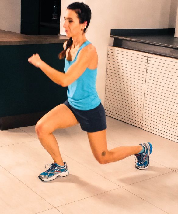 <p>Oltre alla corsa sul posto, possiamo aumentare la frequanza cardiaca saltando. Possiamo farlo a piedi uniti, allargando e riavvicinando le gambe oppure atterrando in squat o affondi.</p>
