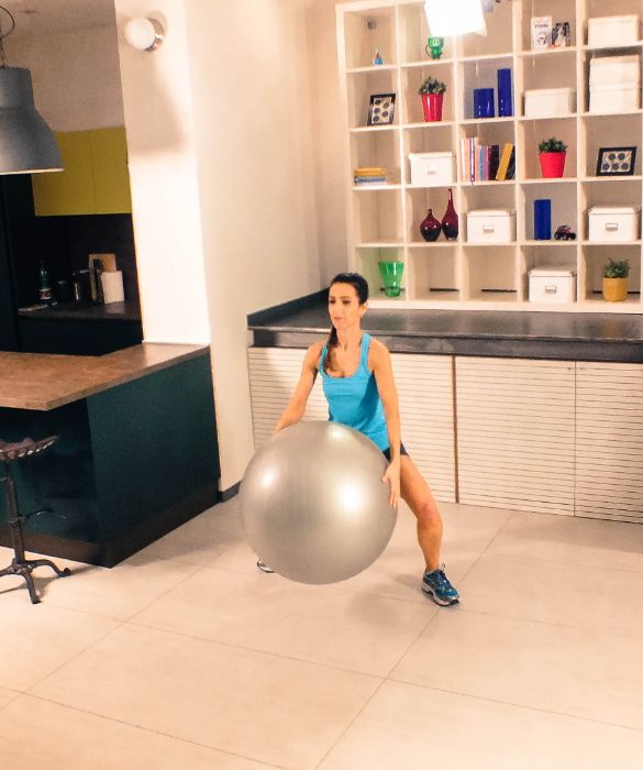 <p>La fitball può essere impiegata in molti esercizi di riscaldamento. Negli squat, per esempio, aiuta a mantenere una buona postura e a restare in equilibrio e questo è molto importante, perchè gli esercizi sono efficaci solo se svolti correttamente.</p>
