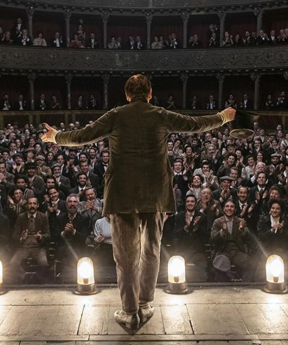 <p>Le avventure in scena e le disavventure fuori scena dell’attore e commediografo Eduardo Scarpetta (padre tra gli altri di Eduardo De Filippo), all’apice del successo nella Napoli di inizio Novecento, interpretato da Toni Servillo in questo biopic diretto da Mario Martone.</p>
