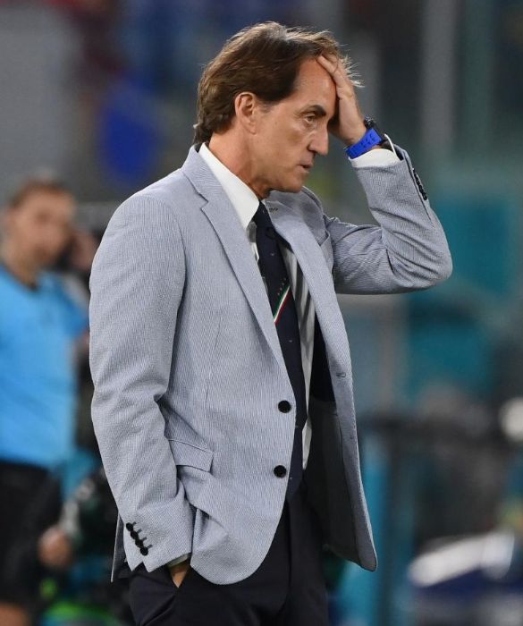 <p>Roberto Mancini in una posa à la Vittorio Sgarbi, ma con tutt'altro effetto. </p>
