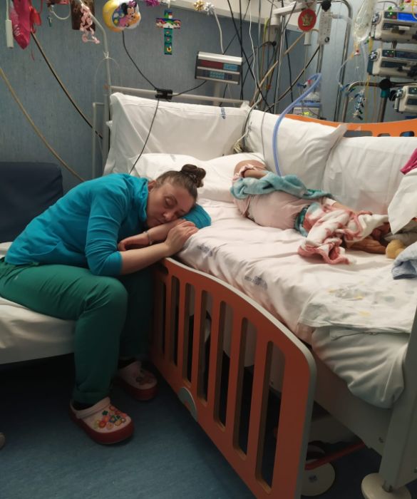 <p>Sabina Ursuleac ha vissuto per 4 lunghi anni in una camera d’ospedale, gli ultimi 3 nella stessa stanza in cui la figlia ha messo le ali e raggiunto il cielo. Sabina è rimasta giorno e notte accanto a un lettino nel reparto di oncologia pediatrica che accoglieva Elisa Pardini.  Istante dopo istante questa mamma è stata l’angelo custode di sua figlia e alla fine ha dovuto dirle addio, malgrado due trapianti e tantissima sofferenza.<br />
A <strong><a href=