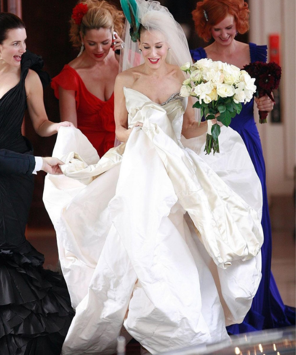 <p>L’abito da sposa indossato da Carrie Bradshaw nel primo film di Sex & the City si chiama <strong>Cloud Dress</strong>. Il suo abito bianco è stato firmato dalla stilista Vivienne Westwood, che ha creato una silhouette a onde, lasciando praticamente tutti quanti senza parole. Divina l’attrice<strong> Sarah Jessica Parker</strong> nell’indossarlo.</p>
