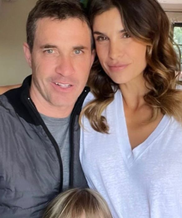 <p>Dopo 10 anni di matrimonio, giunge al capolinea anche la storia d’amore tra <strong>Elisabetta Canalis e Brian Perri</strong>, che hanno anche una figlia, Skyler Eva, nata il 29 settembre 2015. Si vocifera che l’ex Velina abbia già un nuovo amore: il campione di kickboxing Georgian Cimpeanu.</p>
