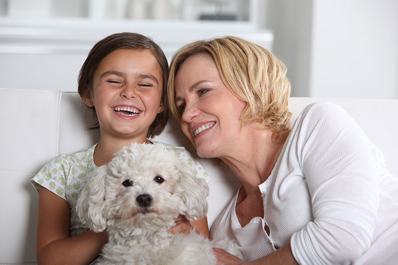 mamma-e-figlia-con-barboncino-bianco