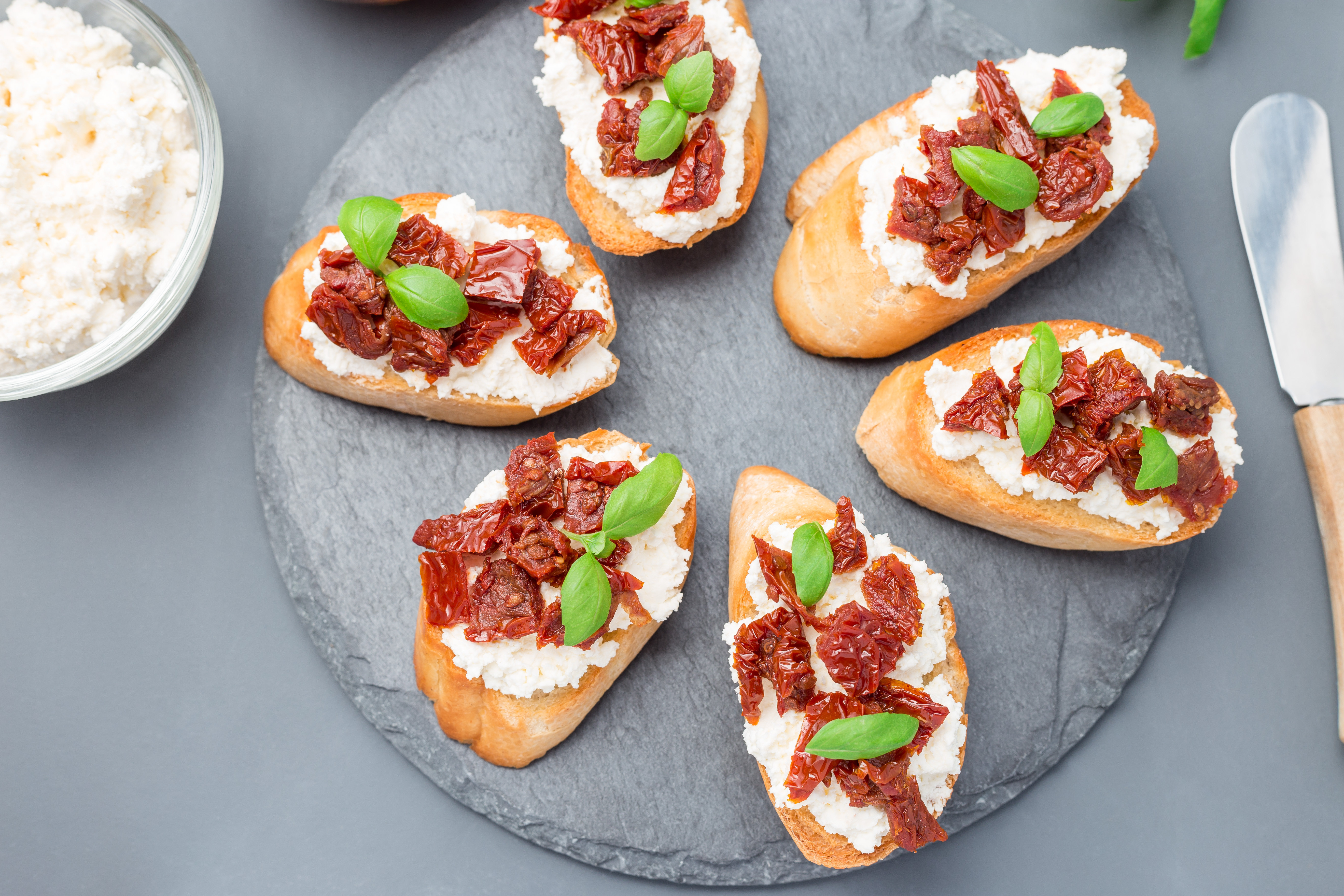 Bruschette con i pomodori secchi