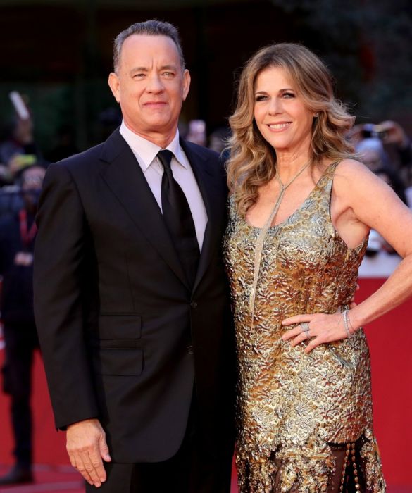 <p>Tom Hanks e Rita Wilson si sono incontrati per la prima volta sul set del telefilm <em>Henry e Kip</em>, nel 1981. Si sono innamorati, però, solo in seguito, durante le riprese del film <em>Un ponte di guai</em>. Si sono sposati nel 1988 e hanno avuto due figli: Chester e Truman - Tom ne aveva già due, nati dal precedente matrimonio con Samantha Lewes. </p>
